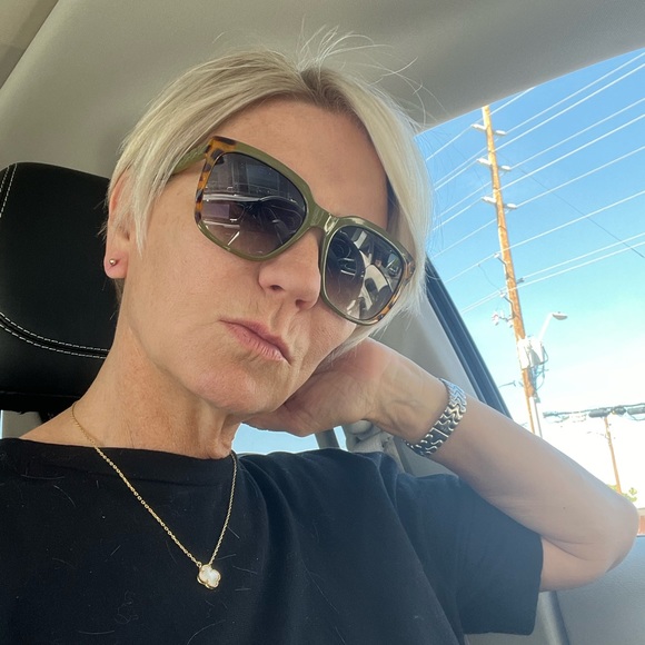 Meet your Posher, Suzanne. I have a background in fashion and interiors. - Picture 3 of 3